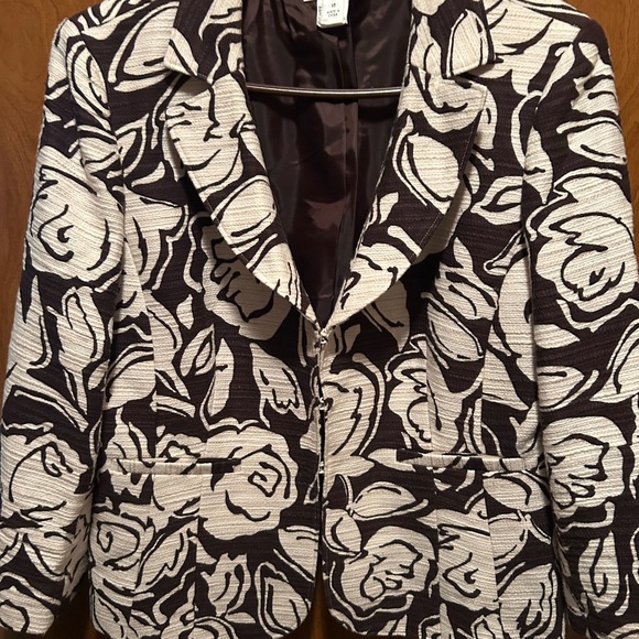 Chico's Black and Cream Floral Blazer - Picture 5 of 7